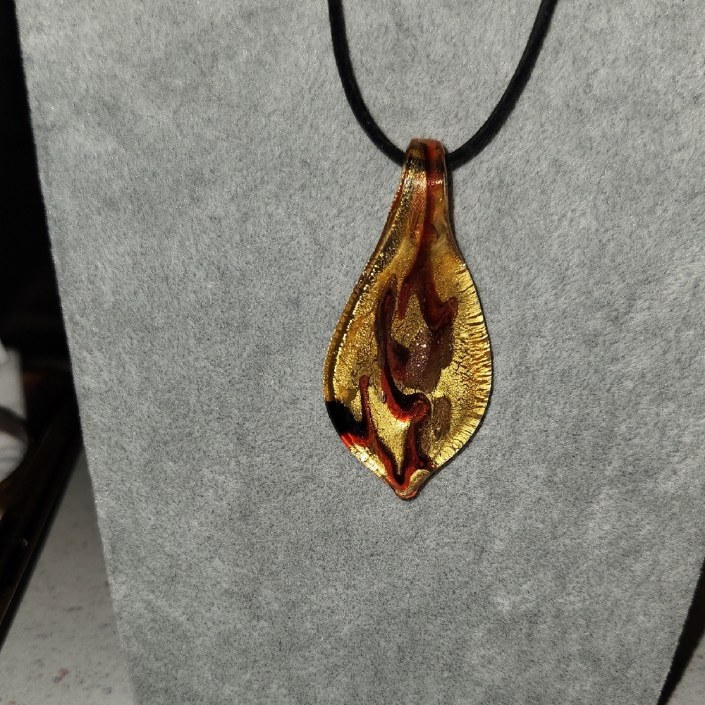 Elegant Gold and Red Pendant Necklace